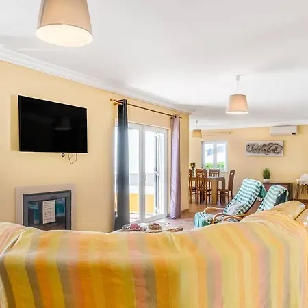 Moradia Com Piscina E Vista Mar