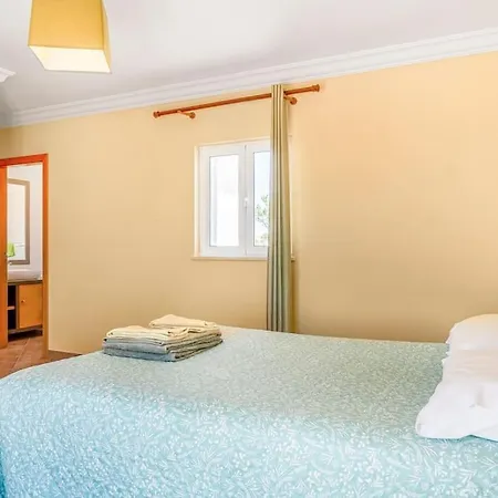 Moradia Com Piscina E Vista Mar 度假居 *