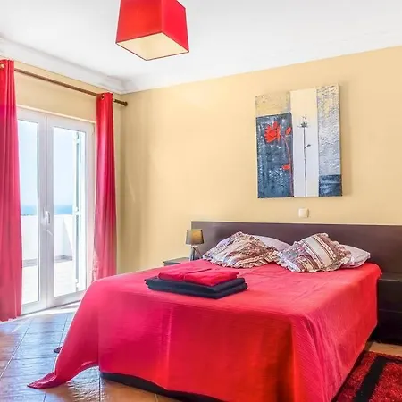 Moradia Com Piscina E Vista Mar 度假居 *