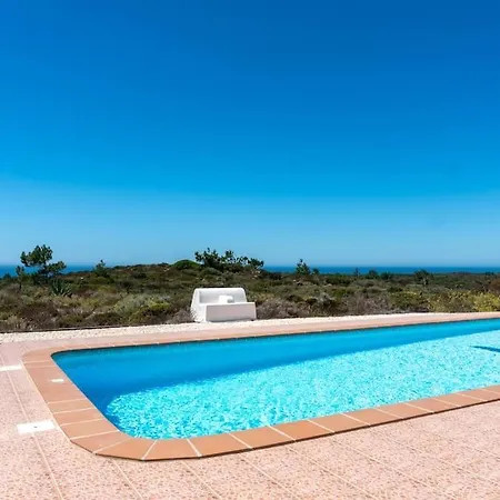 Moradia Com Piscina E Vista Mar 度假居 *